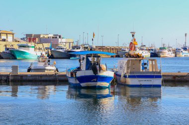 Santa Pola, İspanya; 10 / 07 / 2018: balıkçı tekneleri limana yanaştı