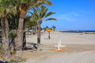 Alicante, İspanya 06 / 15 / 2019: Alicante kentindeki Playa del Postiguet 'in beyaz kumları