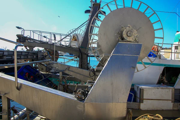Ağlar Makaralı Ipler Balıkçı Teknesinin Makineleri — Stok fotoğraf