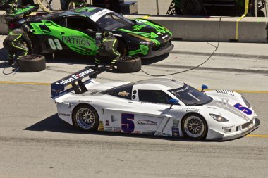 Corvette can-am ferrari f458 pit stop içinde grand am rolex yarışları mazda laguna seca raceway üzerinde geçer