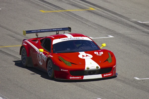 Ferrari f458 mazda laguna seca raceway grand am rolex yarışlarında yolda — Stok fotoğraf