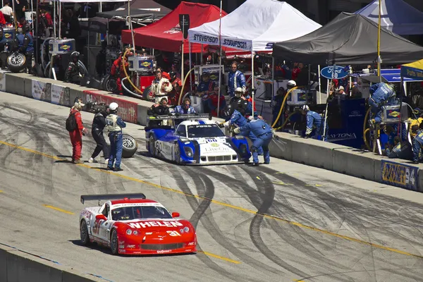 Corvette passa Ford Can-Am in pit stop alle Grand AM Rolex Races su Mazda Laguna Seca Raceway — Foto Stock