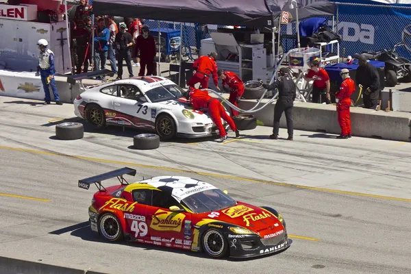 Mazda RX-8 GT passing Porche GT2 on pit stop — Stock Photo, Image