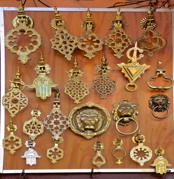 金属门胸部在摩洛哥的露天市场 — 图库照片