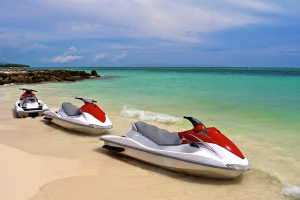 Jet Ski in attesa sulla riva — Foto Stock