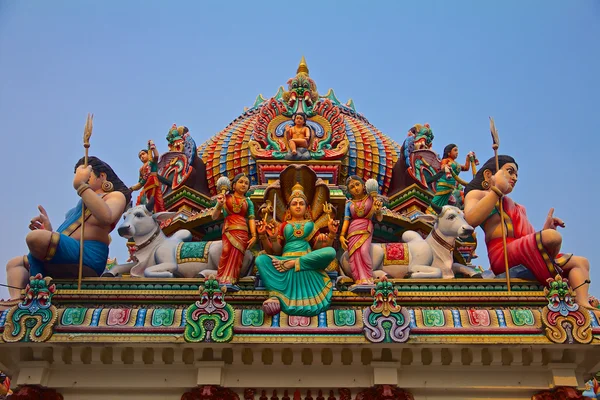 Hinduiska gudar på templet tak — Stockfoto