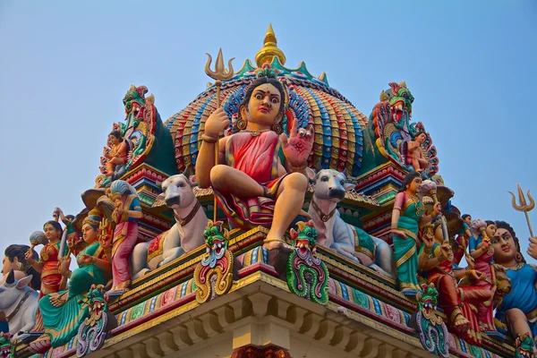 Dioses hindúes en el techo de un templo — Foto de Stock