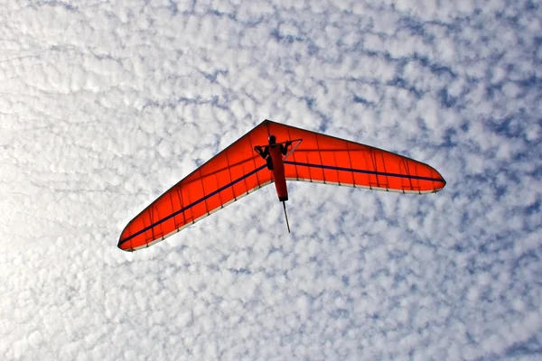 Hang gliding man on a white wing with sky in the background — Stockfoto