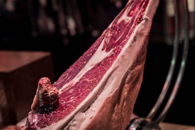 İspanyol Serrano Iberico jambonu. Pamplona İspanya 'da bir kasapta.