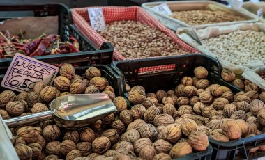 İspanya, Pamplona 'da bir markette fındık, biber ve fasulye.