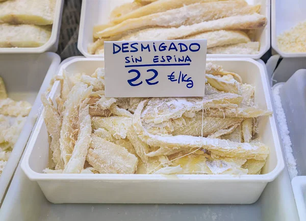 Trozos secos de bacalao salado o bacalao en venta en un mercado en Pamplona, España — Foto de Stock