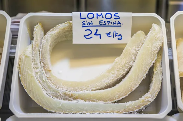 Trozos secos de bacalao salado o bacalao en venta en un mercado en Pamplona, España — Foto de Stock