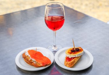 Olite İspanya 'da bir restoranda füme somon ve fırında peynirli Tostadas.