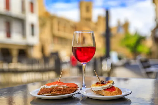 Tostadas s uzeným lososem a měkkým pečeným sýrem v restauraci v Olite Spain — Stock fotografie