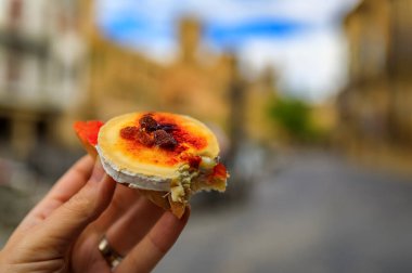 Olite, İspanya 'da bir kafede reçelli ve fırında koyun peynirli pintxos veya tapas.