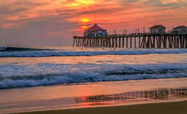 Huntington Beach iskelesinden California günbatımında