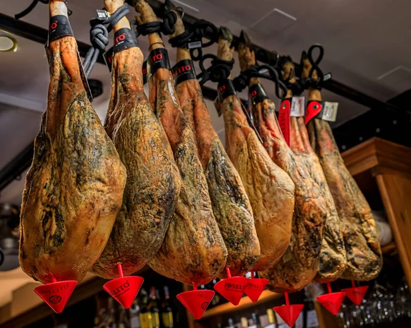 Nohy serrano iberico šunky vystavené v restauraci v San Sebastian, Španělsko — Stock fotografie