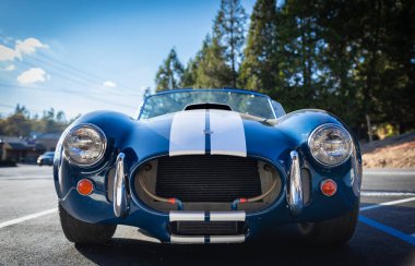 Placerville, ABD - 25 Kasım 2020: Klasik nadir bulunan Amerikan kaslı arabası, üstü açık mavi 1967 model Ford Shelby Cobra 427