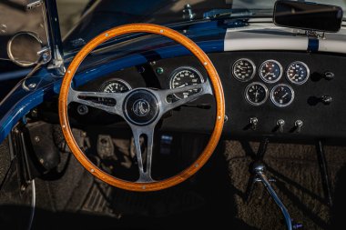 Placerville, ABD - 25 Kasım 2020 Klasik bir Amerikan spor arabasının kabini, gösterge paneli ve direksiyonu üstü açık 1967 model Ford Shelby Cobra 427