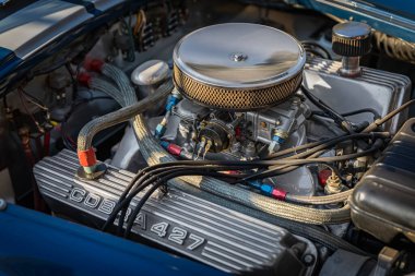 Placerville, ABD - 25 Kasım 2020: 1967 model klasik klasik Amerikan kaslı arabası Ford Shelby Cobra 427 'nin açık kaput ve motoru
