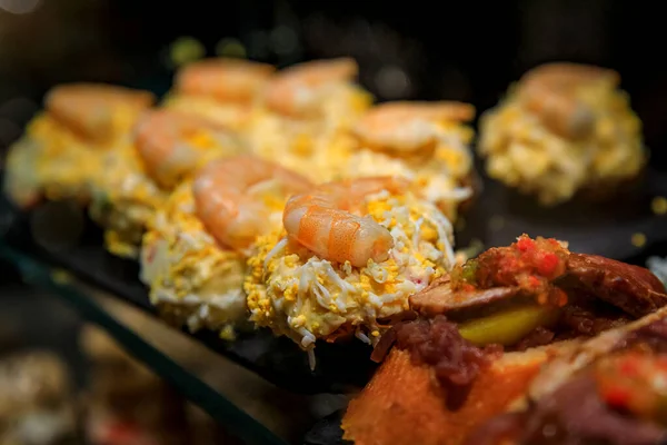 Salade russe de pintxos espagnols aux crevettes dans un bar basque, San Sebastian, Espagne — Photo