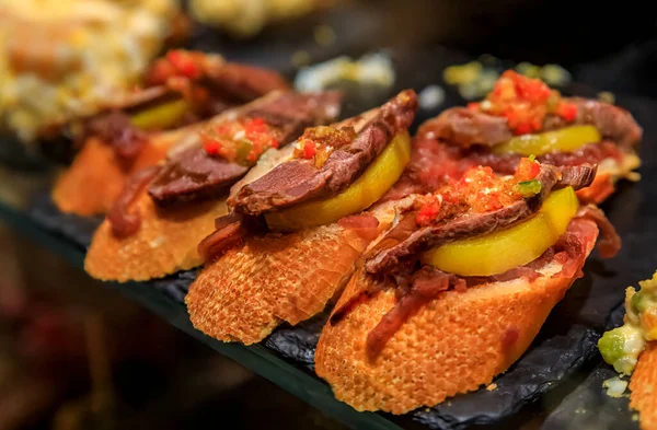 Іспанський пінт - салат з креветками в баскському барі (Сан - Себастьян, Іспанія). Ліцензійні Стокові Зображення