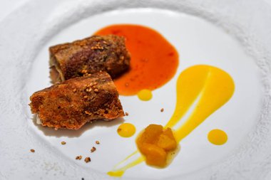 Pamplona İspanya 'da lüks bir restoranda geleneksel İspanyol gevrek domuz paçaları.