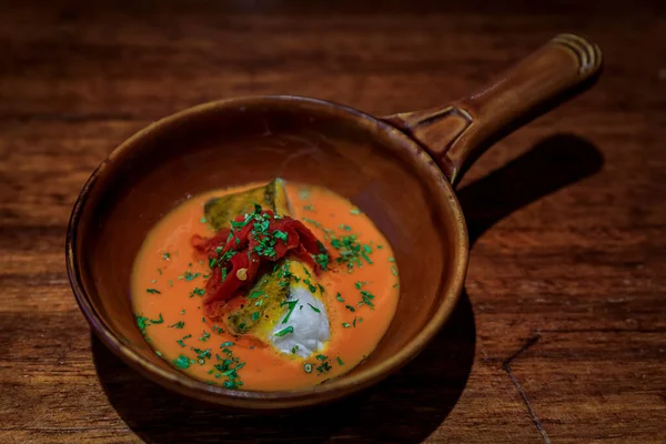San Sebastian, İspanya 'da basklı sotelenmiş balık veya piquillo biberli morina balığı.