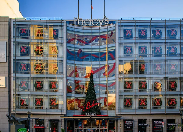 サンフランシスコのクリスマスシーズンの装飾が施されたMacys Union Square店 — ストック写真