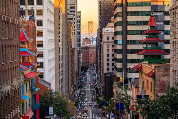 California Street near China Town with the Bay Bridge at sunset, San Francisco — Stock fotografie