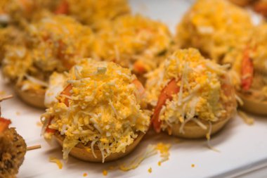 Geleneksel İspanyol pintxos Rus salatası veya ensaladilla rusa karidesli San Sebastian Donostia, İspanya 'da bir restoranda sergileniyor.