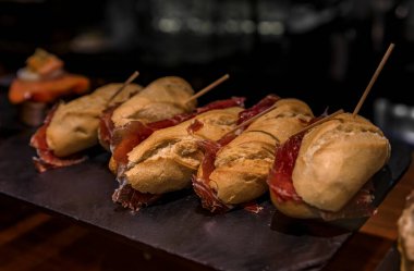 Serrano iberico jambonlu sandviçleri bir tabakta San Sebastian İspanya 'da bir Bask barında.