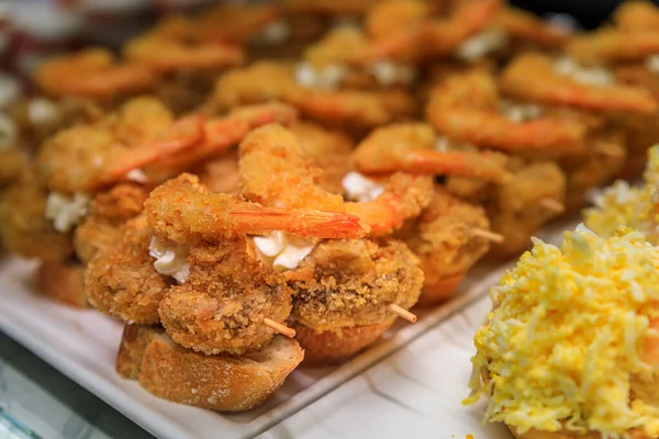 Spanish pintxos with deep fried shrimp in a Basque bar, San Sebastian, Spain — Stock Photo, Image