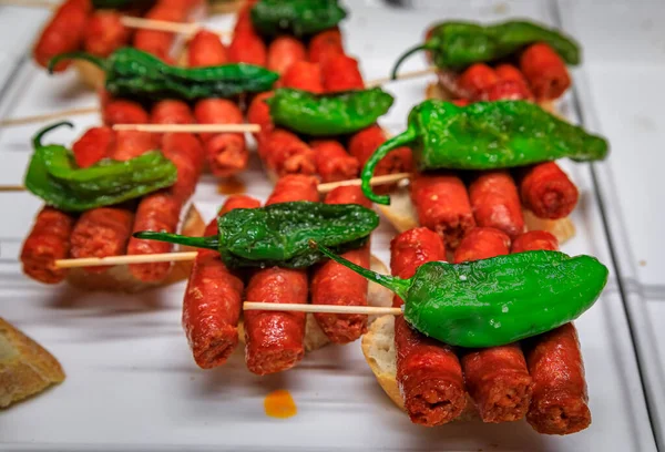 Traditional Spanish Pintxos Tapas Pork Sausages Green Peppers Display Restaurant — Zdjęcie stockowe