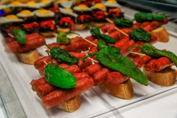 Traditional Spanish Pintxos Tapas Pork Sausages Green Peppers Display Restaurant — Fotografia de Stock