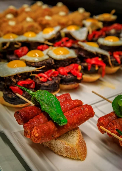 Traditional Spanish Pintxos Tapas Pork Sausages Green Peppers Display Restaurant — Fotografia de Stock