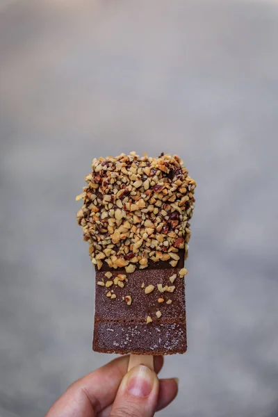 サン・セバスティアンの小さな店からヘーゼルナッツとチョコレートアイスクリームバー — ストック写真