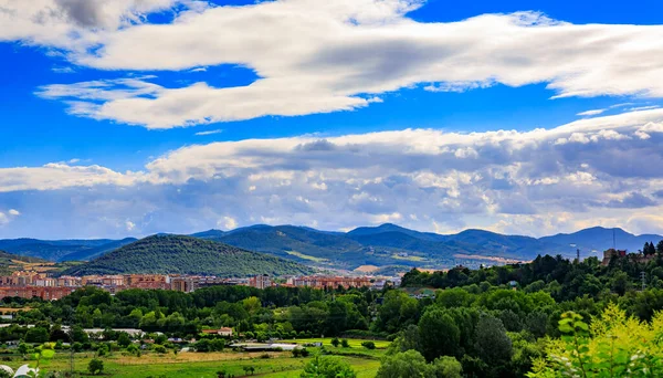 スペイン、ナバラ州のパンプローナ郊外のピレネー山脈の風景 — ストック写真