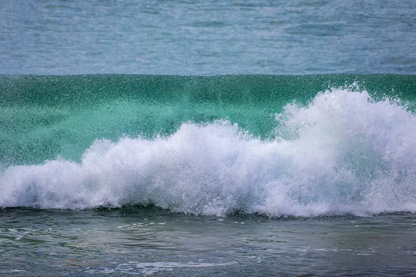 Powerful Pacific Ocean wave breaking by the beach in Southern California — Zdjęcie stockowe