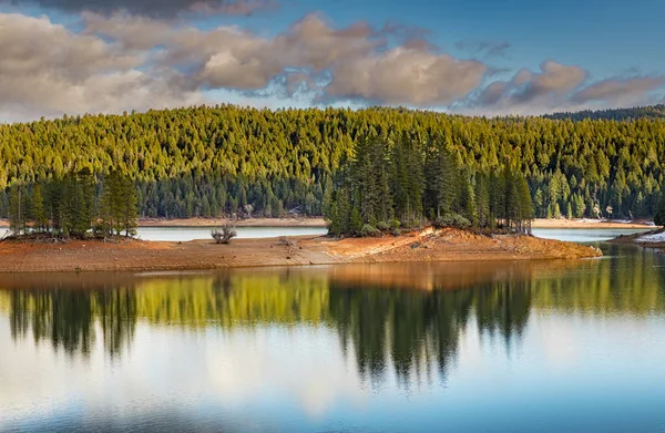 Jenkinson Lake and forest in Sierra Nevada Mountains, Northern California — 图库照片