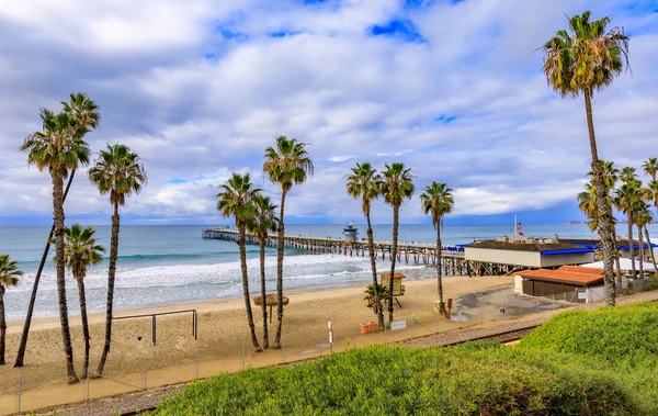 Spiaggia e molo a San Clemente, famosa destinazione turistica in California, USA — Foto Stock
