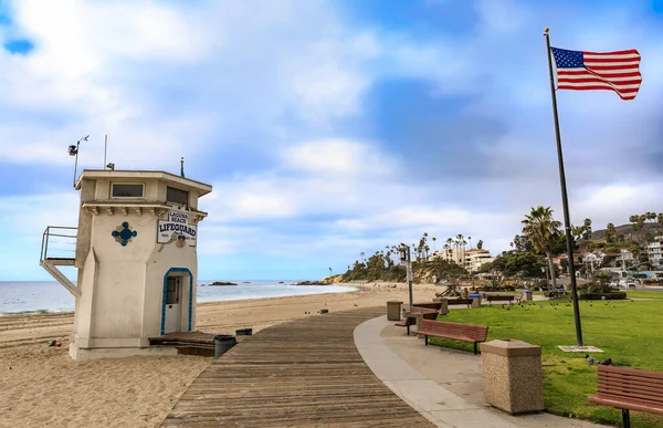 Lifeguard Station American Flag Laguna Beach Famous Tourist Destination California — стоковое фото