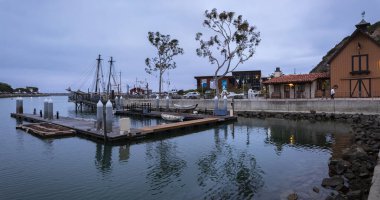 Dana Point, ABD - 31 Mayıs 2021: Orange County, Güney Kaliforniya 'da bulutlu gün batımı ve tekneler