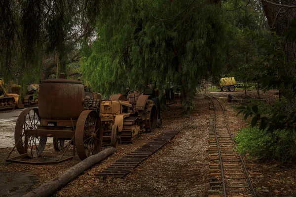 Velhos Trilhos Trem Equipamentos Pesados Abandonados Enferrujados Tratores Escavadeiras Escavadeiras — Fotografia de Stock