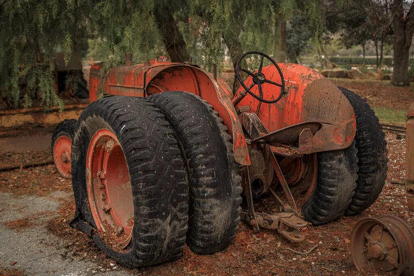 Vieux Rouillé Matériel Lourd Abandonné Tracteur Parmi Les Arbres Avec — Photo