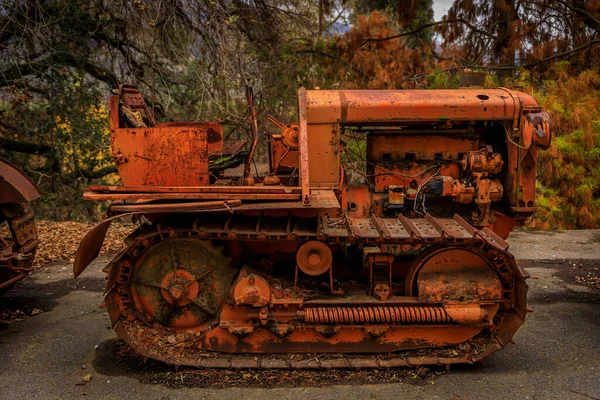Vieux Matériel Lourd Abandonné Rouillé Tracteur Bande Roulement Parmi Les — Photo