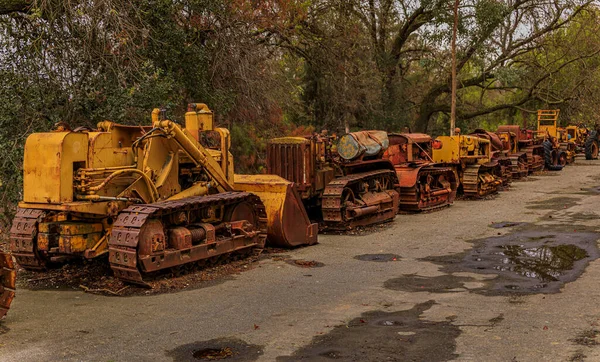 Vieux Rouillés Abandonnés Équipement Lourd Tracteurs Pelles Bulldozers Parmi Les — Photo