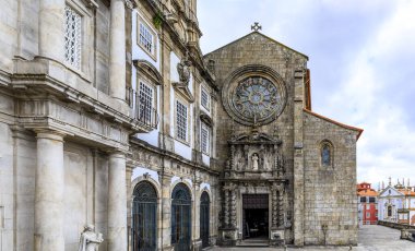 14. yüzyıl Fransisken Anıtı Saint Francis Kilisesi, Portekiz, Porto 'da barok sunakları ve yaldızlı odunlar da dahil olmak üzere olağanüstü iç kısımları vardır.