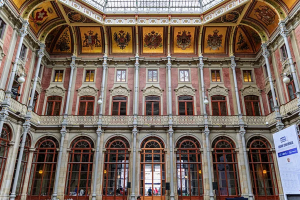 ポルトガルポルト 2018年5月31日 証券取引所宮殿またはパラシオ ボルサ 中庭屋根付きのアーケードの歴史的建造物の内部 — ストック写真
