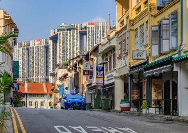 Singapur - 08 Eylül 2019: Çin Mahallesi 'ndeki ünlü kulüp caddesi, renkli koloni evleri ve oradan geçen bir taksi